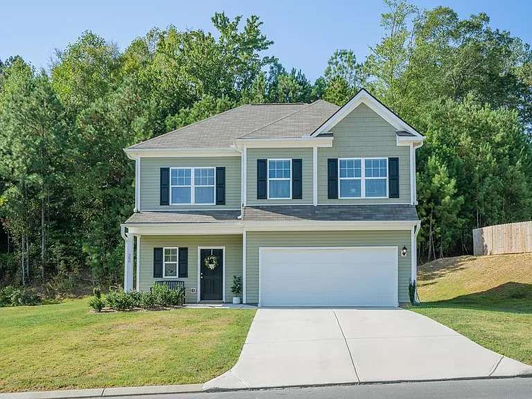 Exterior view of a home with neatly trimmed trees in Dalton | Dalton Tree Service